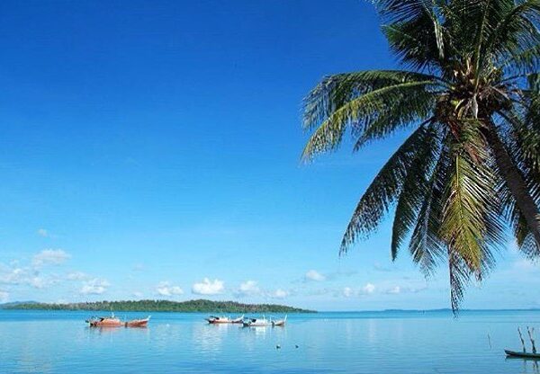 Blue Sky—

Location : Pemandangan Pulau Tinggi dari Pulau Panjang, Kabupaten Ban...