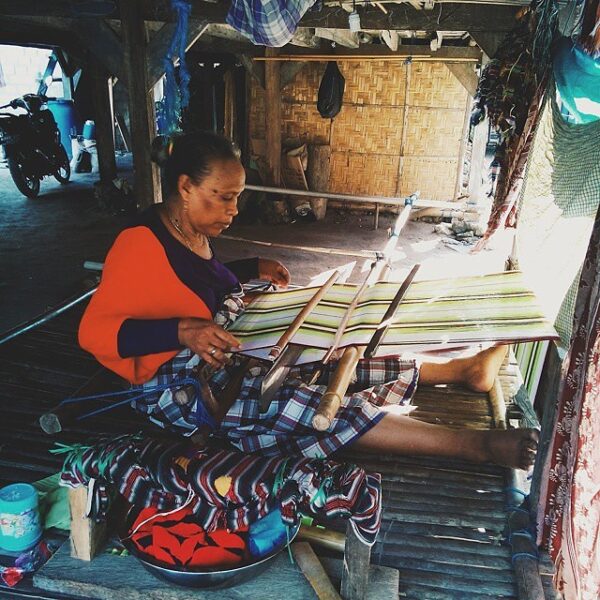 Menenun kain khas Buton, photo by  taken at bawah rumah Panggung. #explorebaubau...