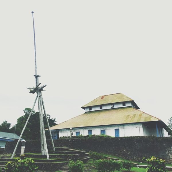 Tiang bendera berumur 300th & masjid Agung Keraton Buton. #explorebaubau #travel...