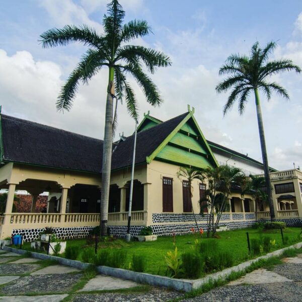 Museum Asi Mbojo

Sejak berdirinya Kerajaan Bima pada 1220 , sampai berakhirnya ...