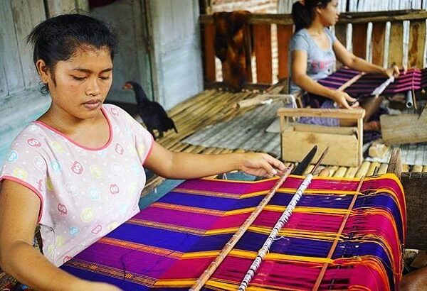 Pada masa kejayaan kesultanan Bima, hasil tenunan seperti Tembe(Sarung), Sambolo...