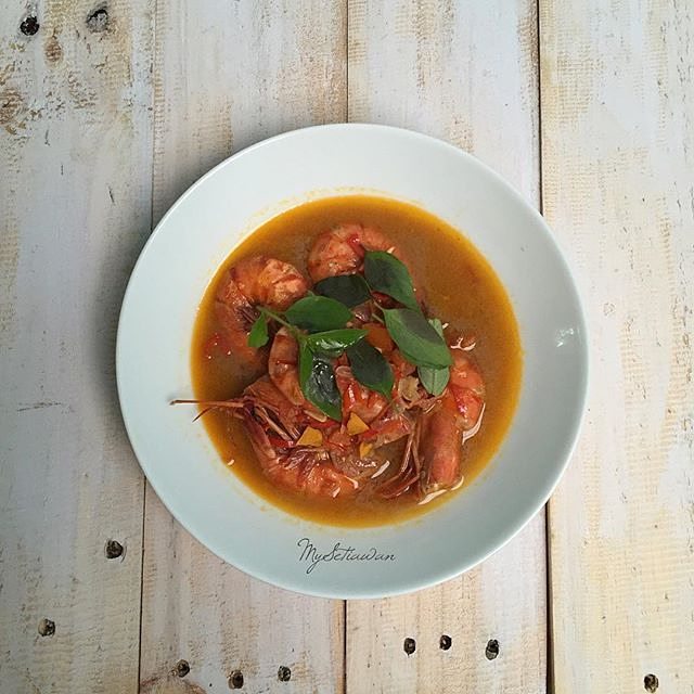 Palumara adalah makanan khas Bima dan juga Makassar. Kalau di Bima, ikan yang bi...
