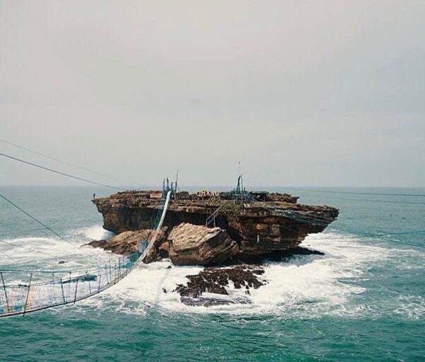 Ada jembatan di Pantai Timang nih. Berani nyobain ga?

credit photo by  taken at...