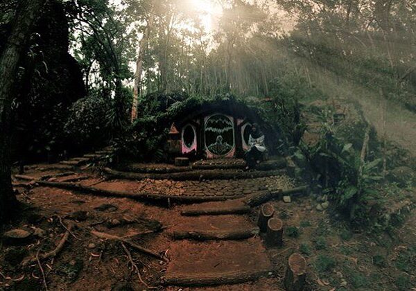 Ada rumah hobbit nih di Hutan Pinus.

#explorejogja photo today by  taken at Hut...