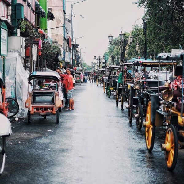 Cakepan Malioboro waktu cerah atau sehabis hujan?

_____________________________...