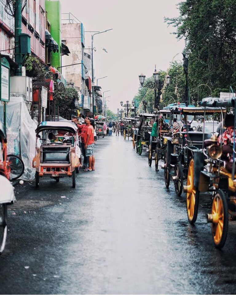 Cakepan Malioboro waktu cerah atau sehabis hujan?

_____________________________...