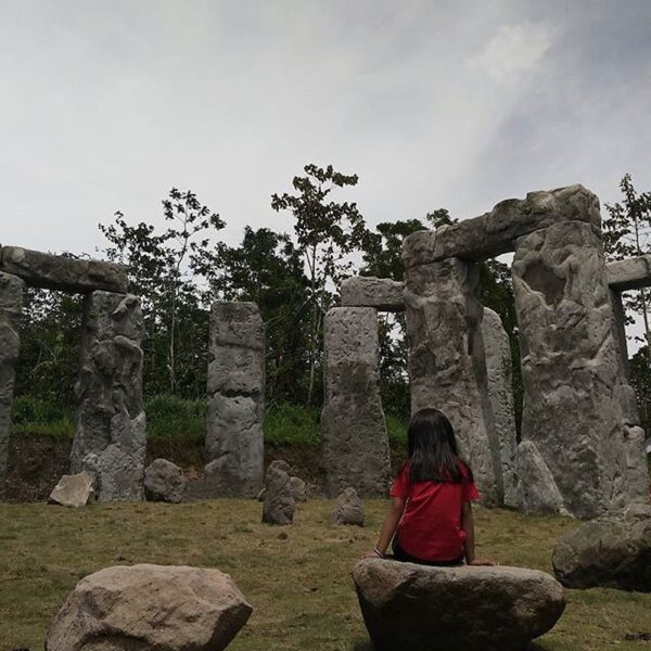 Ga habis-habis ya kreatifnya orang Jogja, ada Stonehenge nih dibikin di Cangkrin...