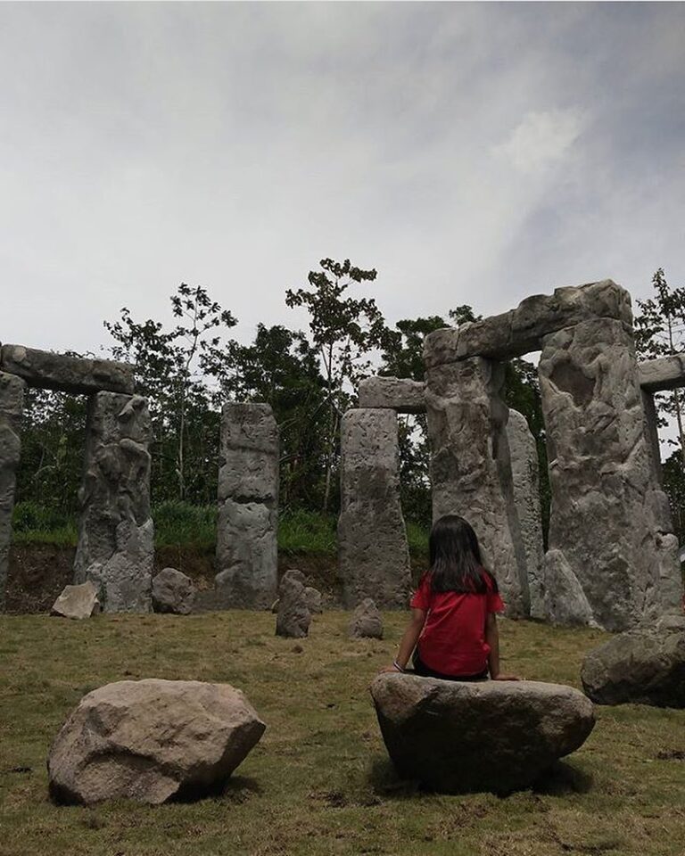 Ga habis-habis ya kreatifnya orang Jogja, ada Stonehenge nih dibikin di Cangkrin...