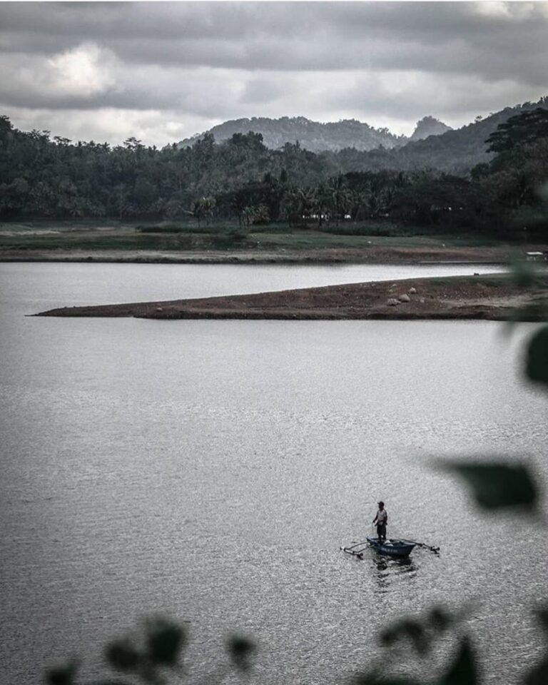 Kalo males main ke pantai atau malas naik ke gunung buat camping, di sini juga b...