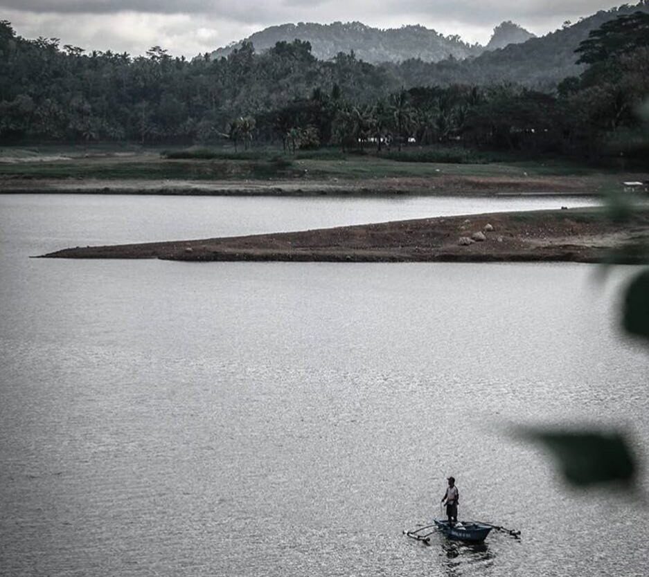 Kalo males main ke pantai atau malas naik ke gunung buat camping, di sini juga b...