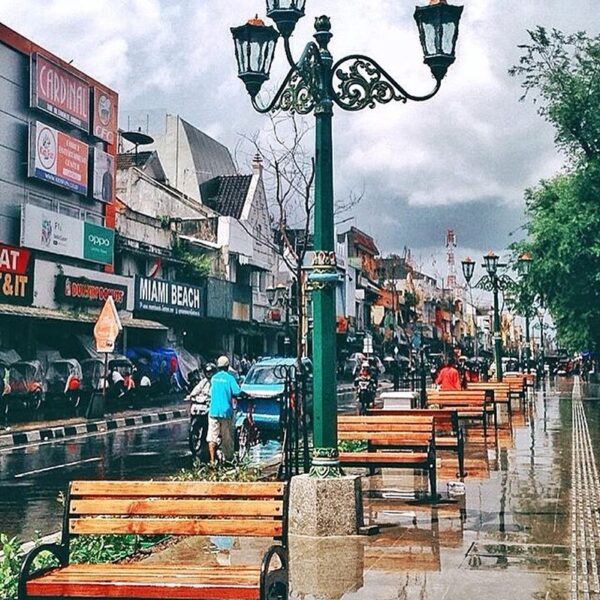 Makin enak kan jalan di Malioboro sekarang.

#explorejogja photo today by  taken...