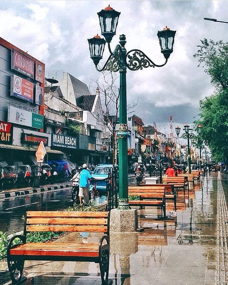 Makin enak kan jalan di Malioboro sekarang.

#explorejogja photo today by  taken...