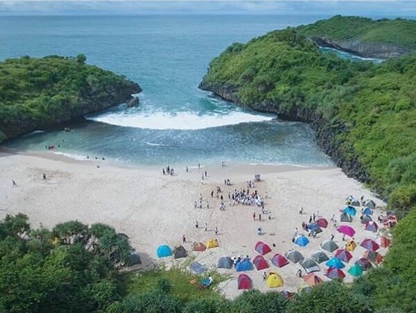 Menurut kalian pantai mana sih yang paling asyik buat ngecamp?
_________________...