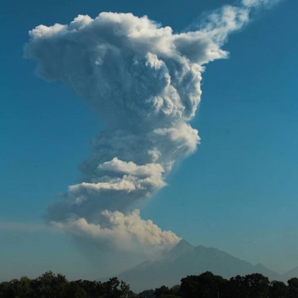 Merapi masih dalam status AMAN. 
Stay safe teman-teman, gunakan masker jika kelu...