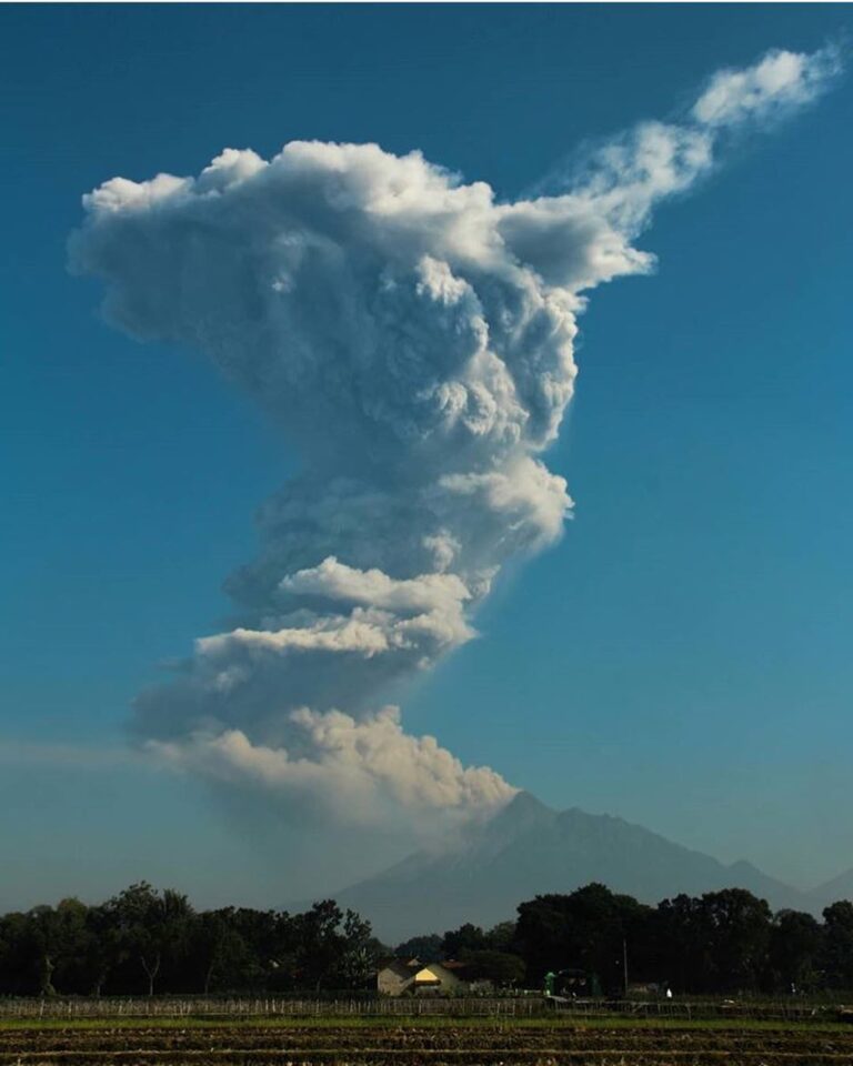 Merapi masih dalam status AMAN. 
Stay safe teman-teman, gunakan masker jika kelu...