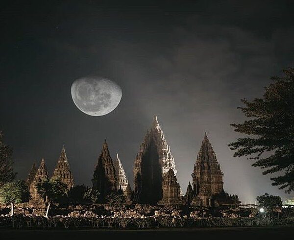 Multiple-exposure shot by  covering Candi Prambanan Yogyakarta.
#explorejogja...