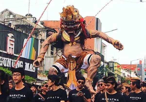 Ogoh-ogoh adalah karya seni patung dalam kebudayaan Bali yang menggambarkan kepr...