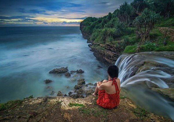Pantai atau air terjun?

Kalo mimin sih pantai yang ada air terjunnya  .
.
#expl...