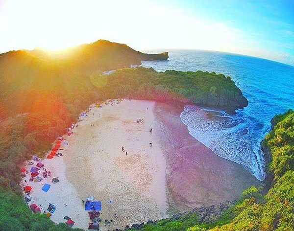 Satu lagi pantai yang kayaknya asik nih buat camping. .

#explorejogja photo tod...