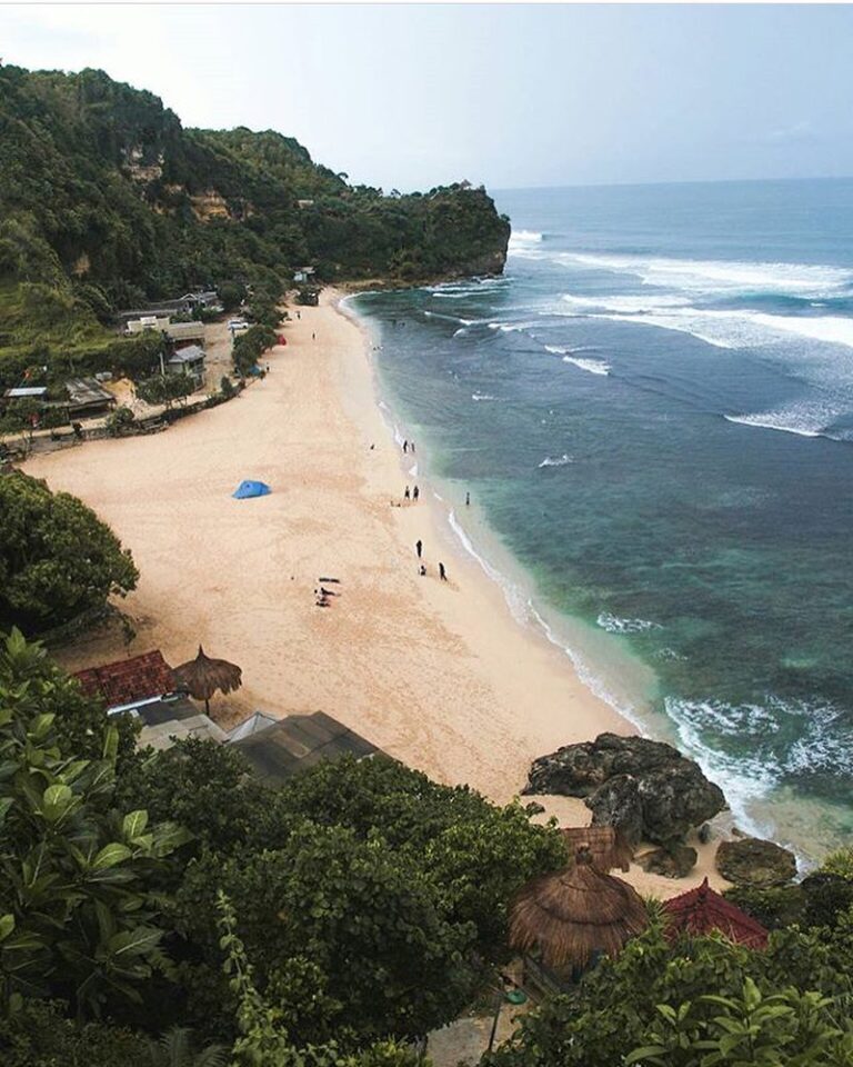 Sejauh ini pantai mana yang jadi destinasi favoritmu di Yogyakarta? .
.
#explore...