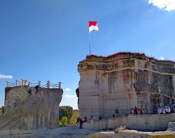 Selamat hari kemerdekaan HUT RI 72. 
mari "kerja bersama". .
.
Credit photo by  ...