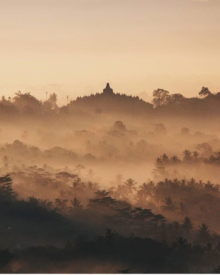 Selamat hari raya waisak 2018.
*
Photo by  taken at Punthuk Setumbu, Magelang....