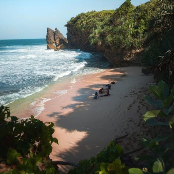 Yang mau main ke pantai akhir pekan ini tetap waspada gelombang tinggi ya.
*
#ex...