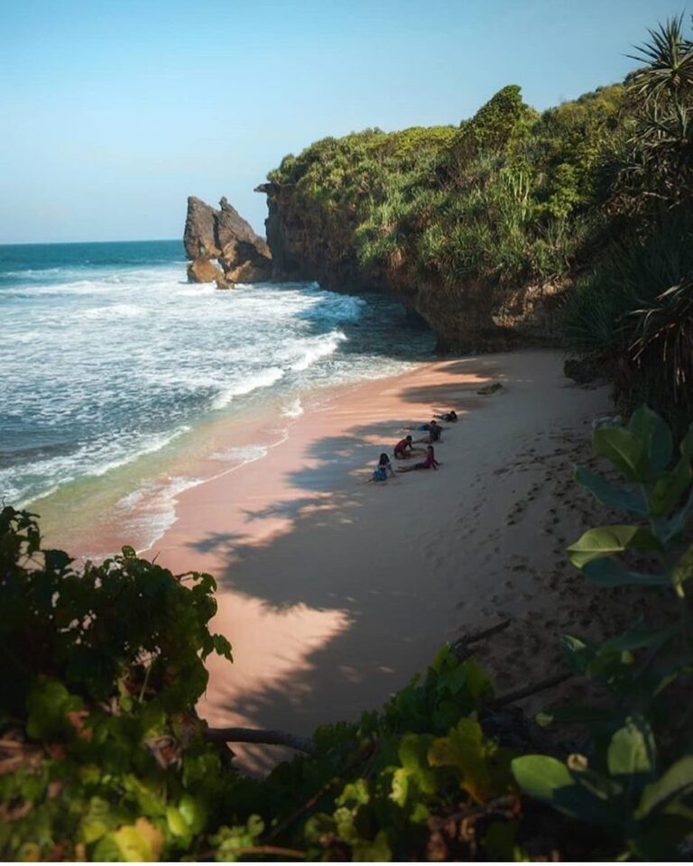 Yang mau main ke pantai akhir pekan ini tetap waspada gelombang tinggi ya.
*
#ex...