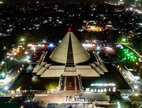 Yang nanya kalo jalan-jalan malam di Jogja bisa di mana? Ya di sini nih
*
#explo...