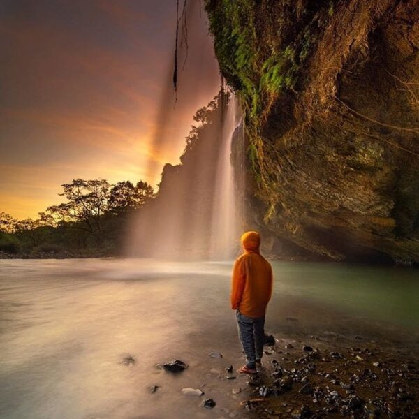 A capture by  makes you want to visit waterfalls, doesn’t it?
#exploresukabumi...