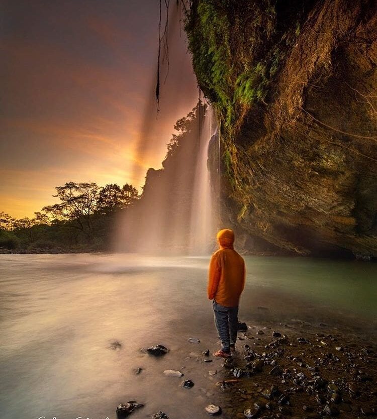 A capture by  makes you want to visit waterfalls, doesn’t it?
#exploresukabumi...