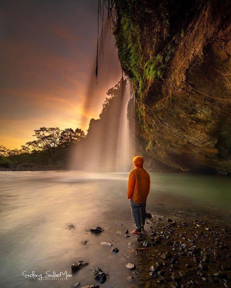 A capture by  makes you want to visit waterfalls, doesn’t it?
#exploresukabumi...