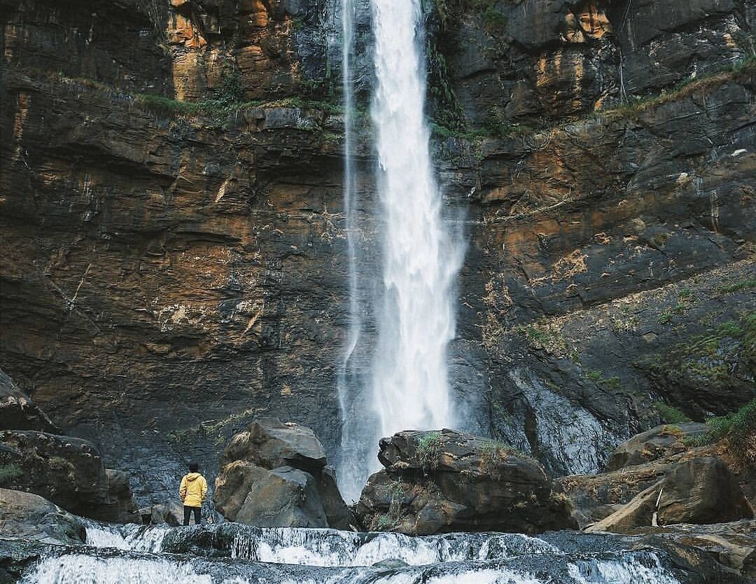 A jaw-dropping scene of one epic fall in #CiletuhPalabuhanratuGeopark well captu...