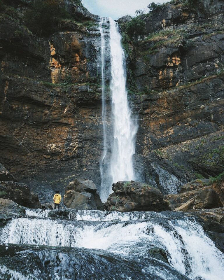 A jaw-dropping scene of one epic fall in #CiletuhPalabuhanratuGeopark well captu...