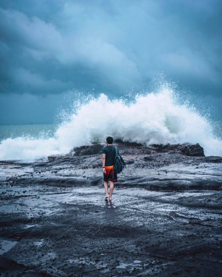Ada yang tau cerita atau hubungan pantai ini dengan Nyi Roro Kidul, Ratu Pantai ...