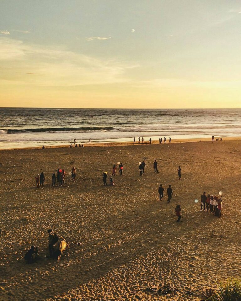 Beach, anyone?
#exploresukabumi photo by  taken at Muara Cipanarikan, #UjungGent...