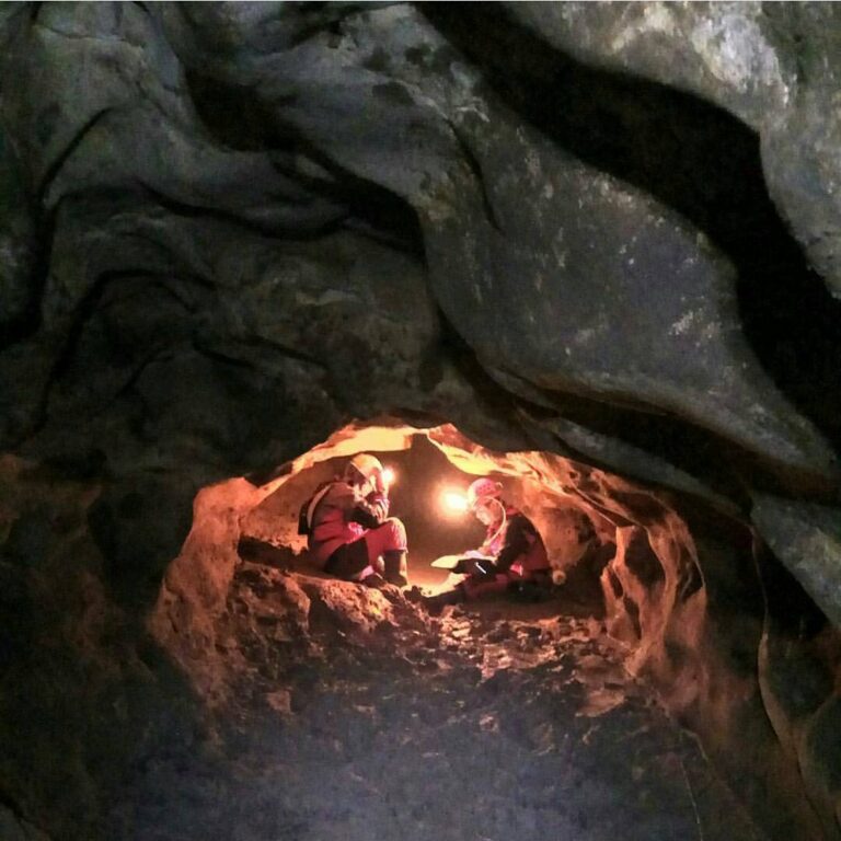Berani merasakan sensasi kegelapan abadi di dalam perut bumi? #exploresukabumi p...