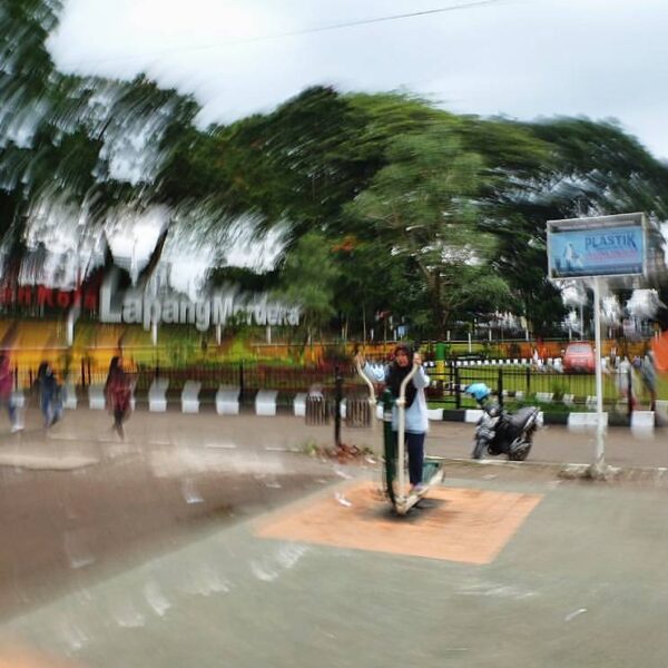 Di lapangan yg dulu dikenal dengan nama Victoria Park ini, sekarang ada sarana o...