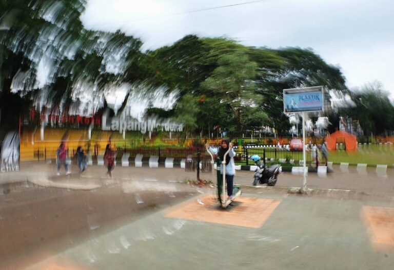 Di lapangan yg dulu dikenal dengan nama Victoria Park ini, sekarang ada sarana o...
