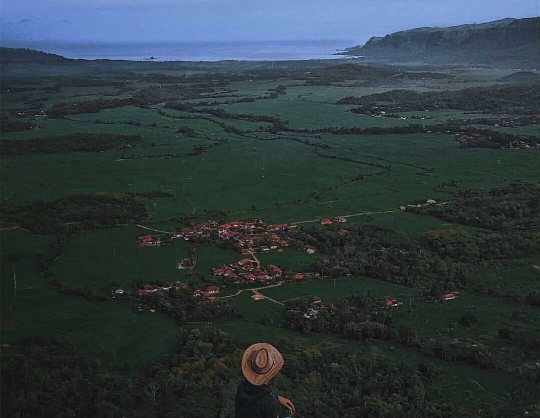 Far away from #omteloletom, this breath-taking photograph was lensed at #ciletuh...