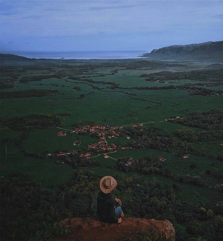 Far away from #omteloletom, this breath-taking photograph was lensed at #ciletuh...