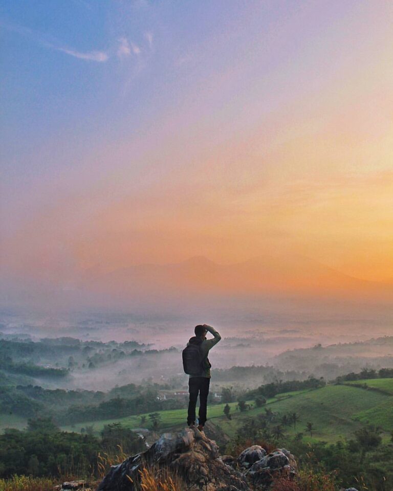 Featuring #sukabumi6am, a spectacular morning view from the top of Karang Numpan...