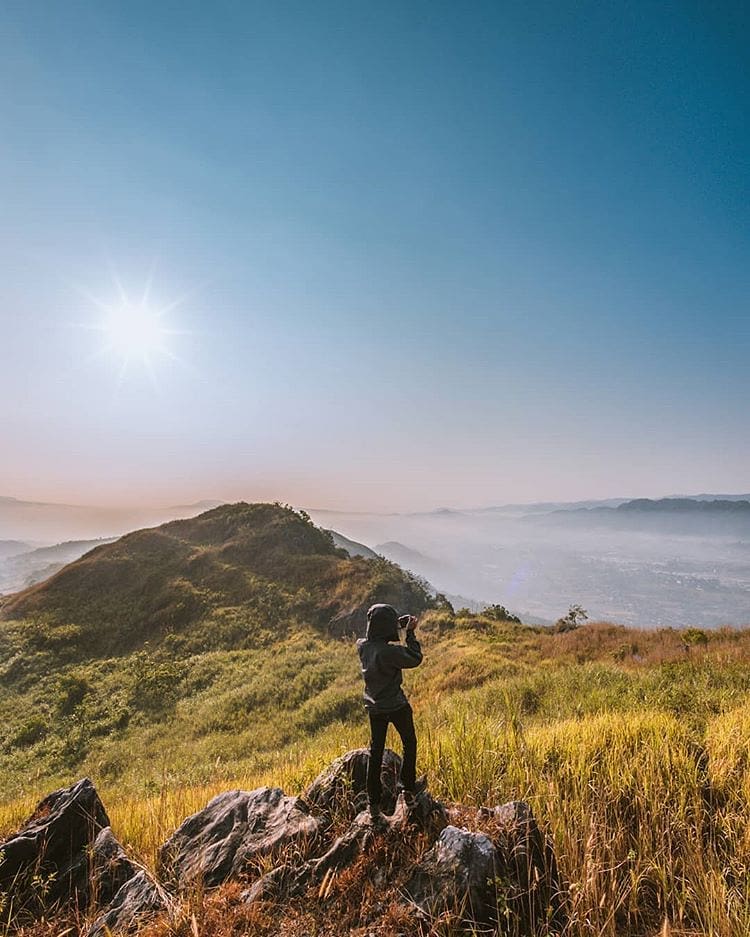 Find your happiness where the sun shines. Beautifully captured by  #exploresukab...