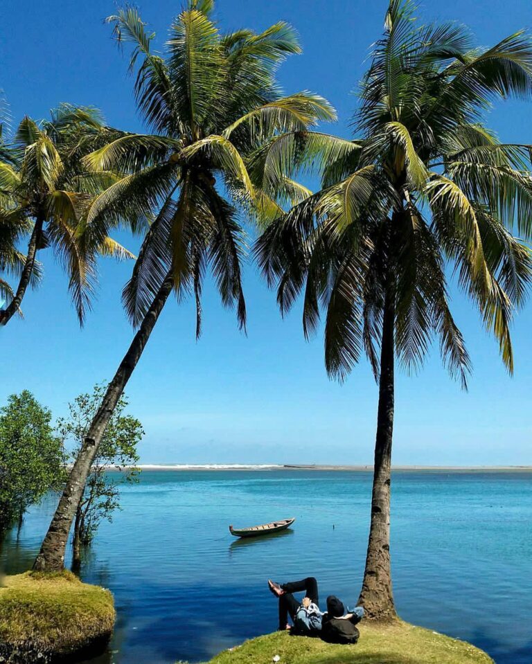 Happy Monday! photo by  taken around Muara Cikaso Pantai Kesik Urug #exploresuka...