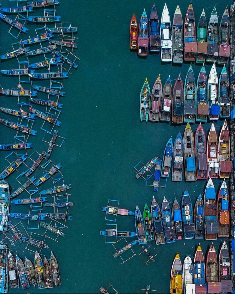 How many boat do you see?
#exploresukabumi bird-eyes view above Dermaga Palabuha...