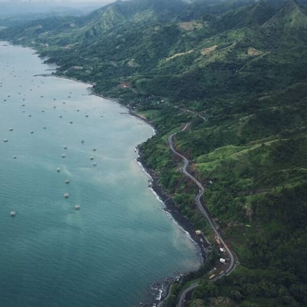 It's trully amazing how the birds see the world everyday. Photo by  taken at Loj...