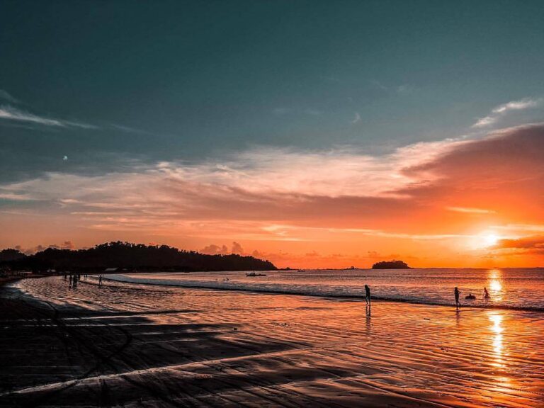 Magical sunset! at Pantai Palangpang nicely taken by  #exploresukabumi...