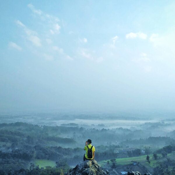Misty morning scene at Bukit Karang Numpang lensed by  #exploresukabumi...