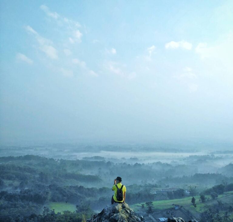 Misty morning scene at Bukit Karang Numpang lensed by  #exploresukabumi...