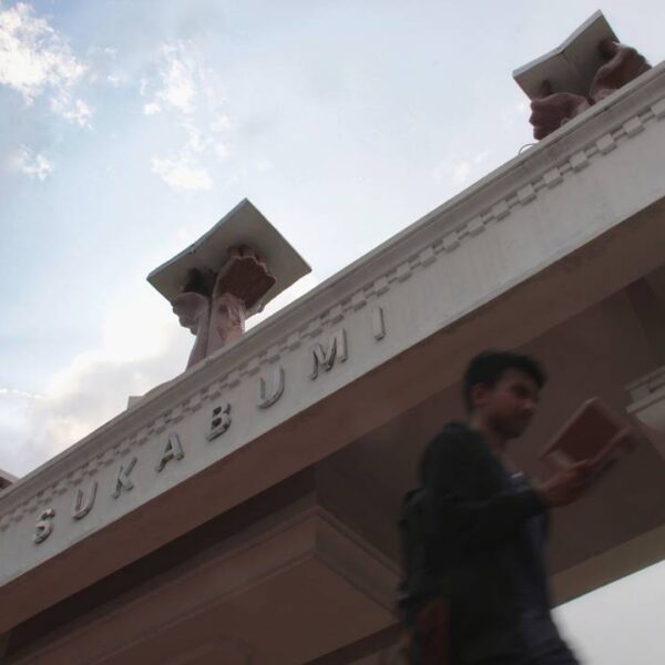 One of city landmarks.
Anyone know the meaning lies in the statue?

#exploresuka...